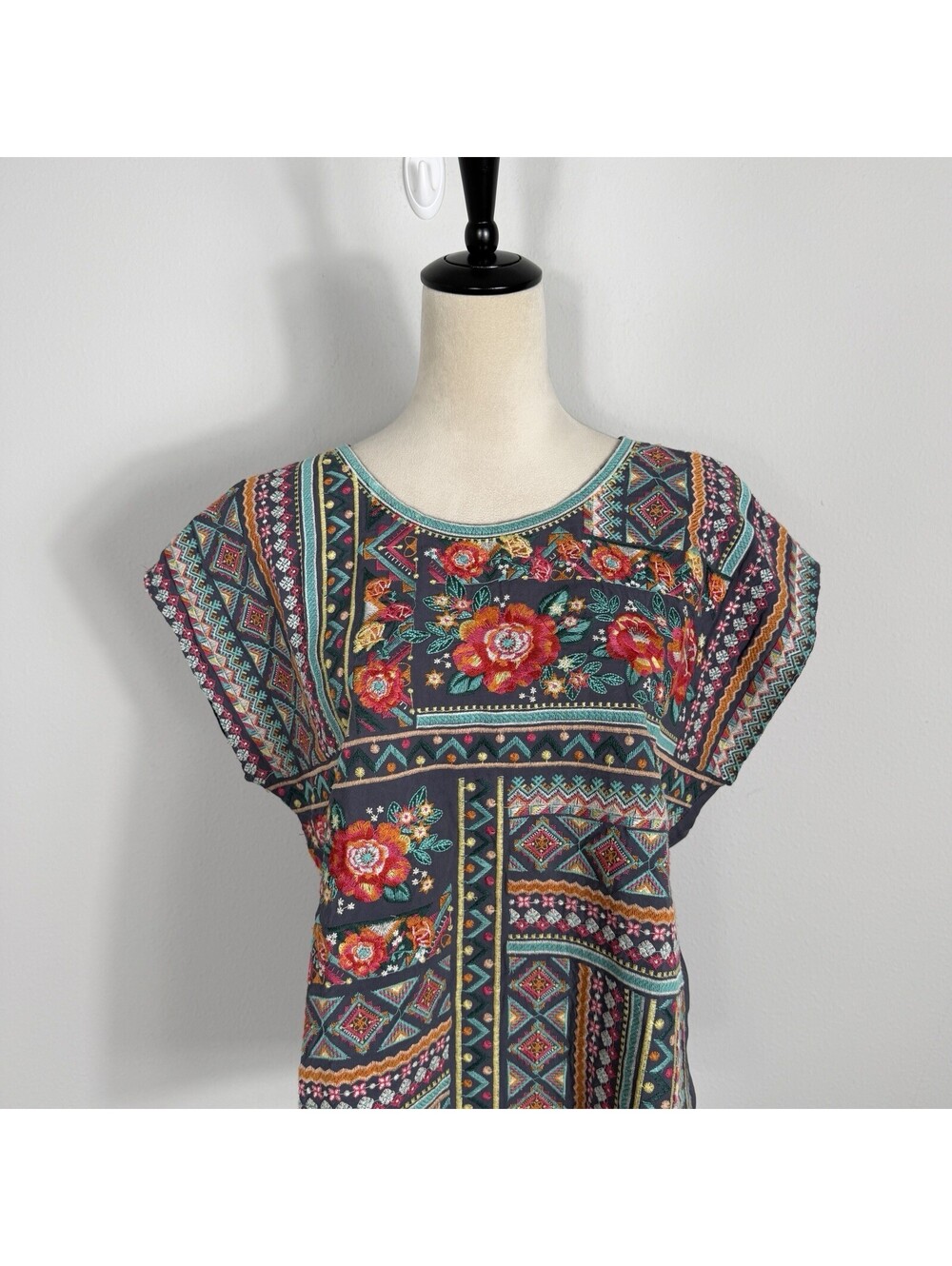 Savannah Jane Cap Sleeve Floral Embroidered Southwestern Boho Rayon Top Size M - Picture 4 of 8